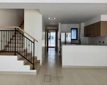 Single Row | Upgraded Kitchen | Middle Unit