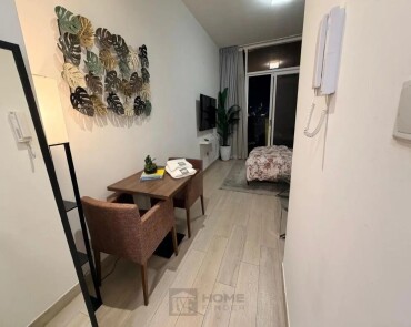 Large Furnished Studio I Prime Location & Premium