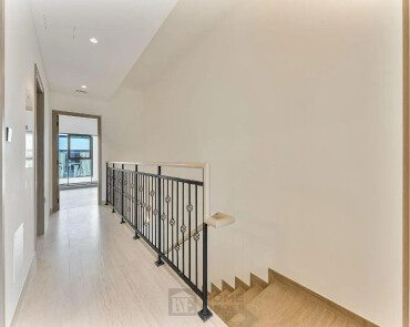 Single Row | Upgraded Kitchen | Middle Unit